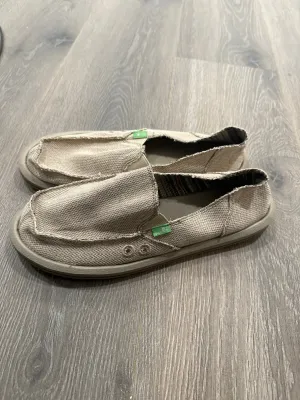 Brand new sanuk shoes Size 9 - size Shoes:  9 & 9.5 (Big Kid/Adult)